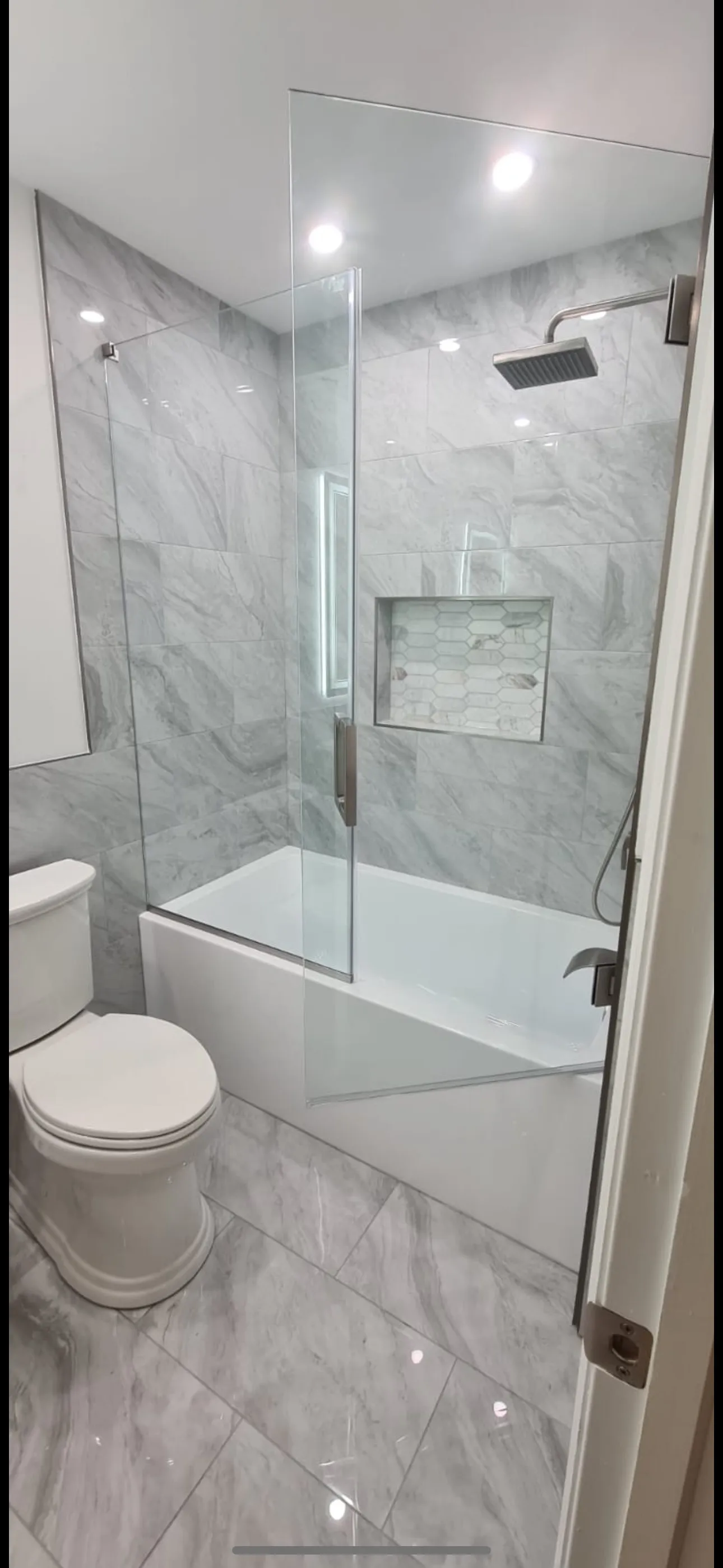 Frameless Tub & Tile Surround